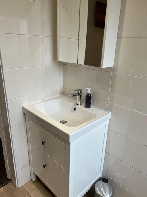 Cosy 2 Double Bed Apartment スウォーズ エクステリア 写真